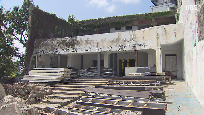 옛 서귀포관광극장 벽면 일부가 철거 된 모습