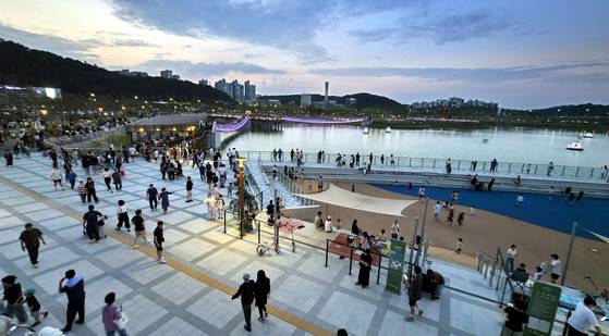 갑천 생태호수공원이 시민들로 북적이고 있다. 김성태 객원기자