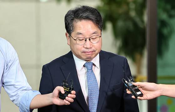 노만석 검찰총장 직무대행이 26일 서울 서초구 대검찰청에서 퇴근하며 검찰청 폐지를 골자로 하는 정부조직법 개정안 국회 본회의 통과에 대한 입장을 밝힌 후 청사를 나서고 있다. 뉴스1