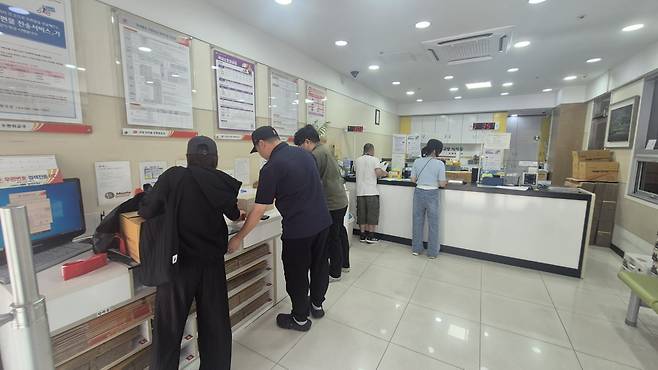 경기도 고양의 한 우체국. '익일 특급'등 우편 접수를 위해 직접 방문한 사람들이 많았다./사진=김다빈