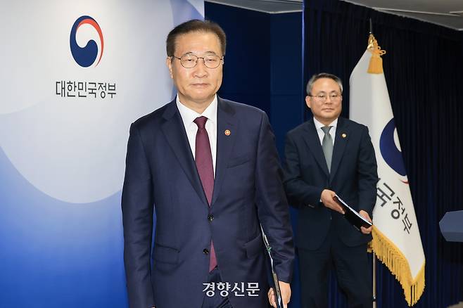 박성재 전 법무부 장관(왼쪽)이 지난 5월12일 정부서울청사에서 브리핑을 마치고 단상에서 내려오고 있다. 이준헌 기자