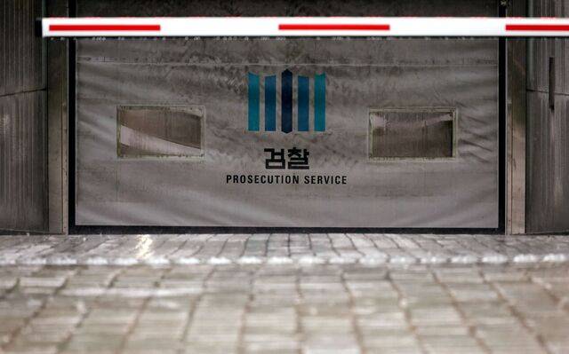검찰청 폐지를 핵심으로 한 정부조직법 개정안이 지난 26일 국회 본회의를 통과한 뒤 검찰 내부에서 우려의 목소리가 커지고 있다. 사진은 28일 서울 서초구 대검찰청 지하주차장 문 앞에 차량 출입 차단기가 내려진 모습. 연합뉴스