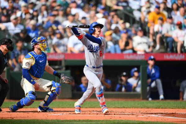 LA 다저스의 김혜성이 29일(한국시간) 미 워싱턴주 시애틀의 T-모바일 파크에서 열린 2025 메이저리그 정규 시즌 최종전 시애틀 매리너스와의 원정 경기서 2회초 2점 홈런을 때려내고 있다. 로이터=연합뉴스