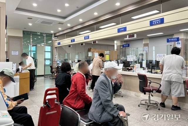 29일 오전 수원시 팔달구 화서동의 한 행정복지센터에서 주민들이 민원 접수를 위해 대기하고 있다. 박소민기자