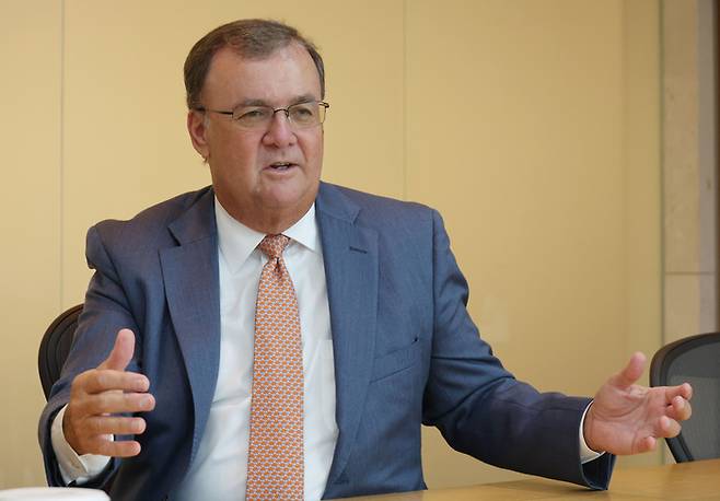 이그나치오 산체스 DLA 파이퍼 파트너 변호사가 트럼프 행정부 관세 정책을 설명하고 있다. 이승환 기자