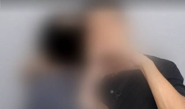 유치원 원어민 강사로 일하는 외국인 남자친구 휴대전화에서 아동 성착취물이 대량으로 나왔다는 사연이 전해졌다. 사진은 성폭력 처벌특례법으로 입건된 유치원 원어민 강사로 일한 외국인 남성 모습. /사진=JTBC '사건반장' 캡처