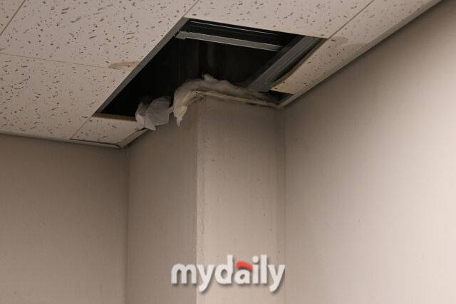 ▲ 빗물에 누수된 사진기자실 천정