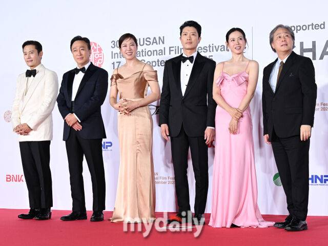 제30회 부산국제영화제 개막식 영화 '어쩔수가없다' 팀/마이데일리 DB