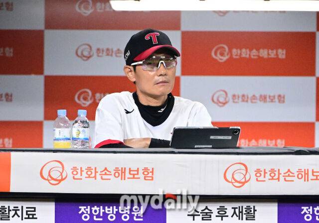 2025년 9월 26일 오후 대전 한화생명 볼파크에서 열린 '2025 신한 SOL뱅크 KBO 리그' LG 트윈스와 한화 이글스의 경기. LG 염경엽 감독이 1-4로 패한 뒤 아쉬워하고 있다./마이데일리