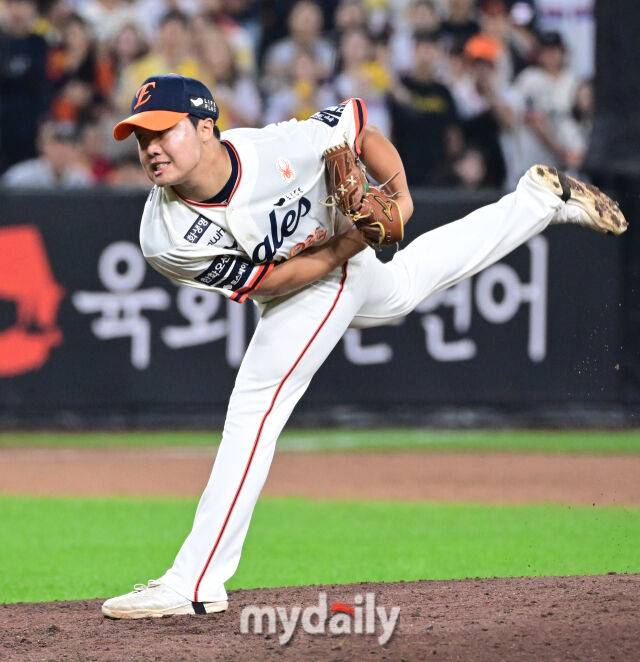 2025년 9월 26일 오후 대전 한화생명 볼파크에서 열린 '2025 신한 SOL뱅크 KBO 리그' LG 트윈스와 한화 이글스의 경기. 한화 정우주가 7회초 구원등판해 역투하고 있다./마이데일리