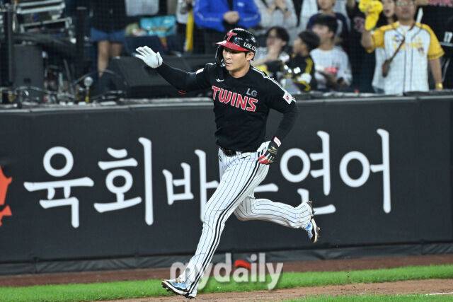 29일 대전 한화생명 볼파크 야구장에서 열린 '2025 신한 SOL BANK KBO리그' LG 트윈스와 한화 이글스 경기. LG 오지환이 5회초 1사에 솔로포를 친 후 주루하고 있다./대전 = 유진형 기자