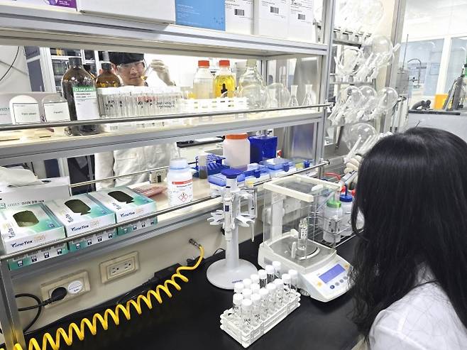 고부가 제품 연구개발에 힘쓰고 있는 애경케미칼 연구원들. 애경케미칼 제공
