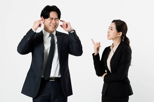 전문가들은 자기중심적이고 불평만 하는 이른바 ‘소셜 뱀파이어’에게는 솔직하게 문제를 알리고 분명한 경계를 세운 뒤, 변화가 없으면 과감히 관계를 끝내라고 권고한다. 아이클릭아트