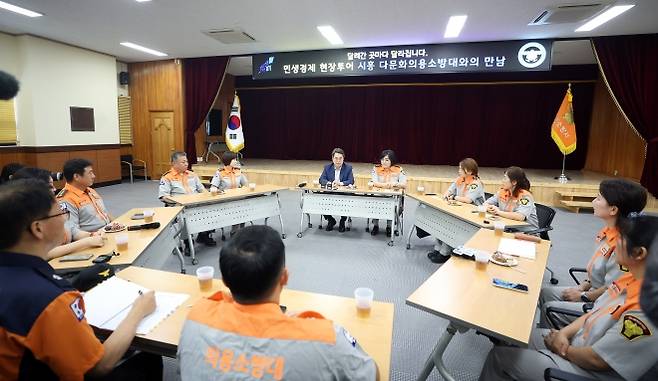 29일 민생경제 현장투어-달달버스(달려간 곳마다 달라집니다)를 타고 시흥을 찾은 김동연 경기도지사가 시흥소방서 다문화 의용소방대와 간담회를 갖고 있다. (경기도 제공)