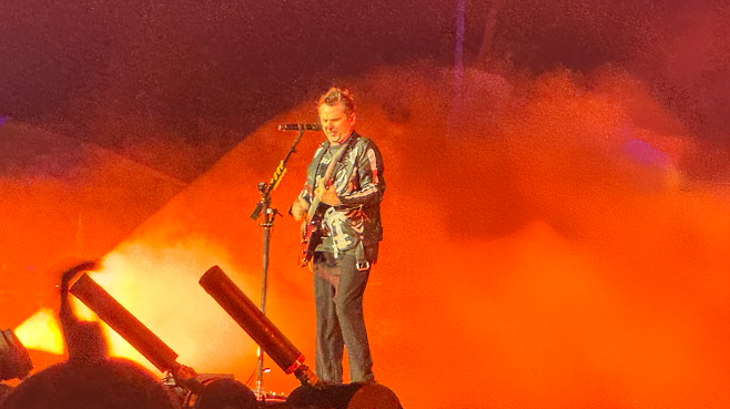 무대에 오른 매튜 벨라미.