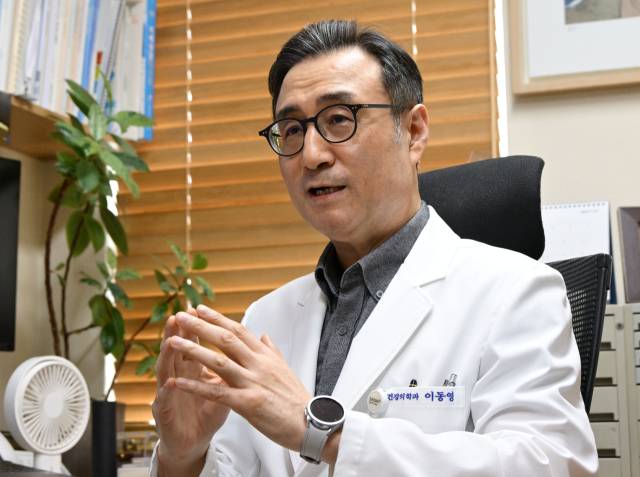 이동영 서울대병원 정신건강의학과 교수가 서울 종로구 연구실에서 진행된 서울경제신문과의 인터뷰에서 치매에 대한 인식 개선을 촉구하고 있다. 성형주 기자