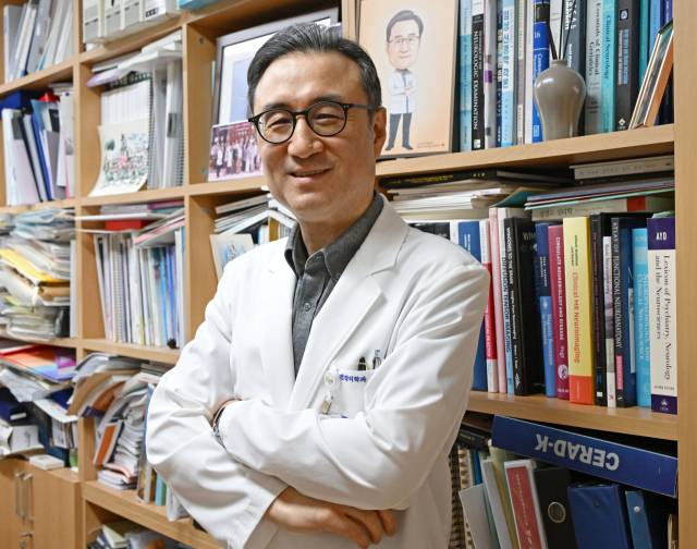 이동영 서울대병원 정신건강의학과 교수가 치매 예방을 위한 ‘지피지기’ 실천법을 소개했다. ‘뇌혈관을 지키고 과식을 피하며 활동을 지속하면서 기쁘게 살자’는 내용이다. 성형주 기자