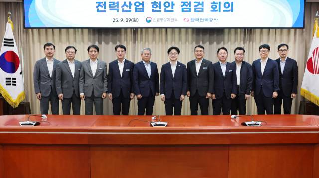 김정관(왼쪽 여섯번째) 산업통상자원부 장관이 29일 전남 나주에 위치한 한국전력공사를 찾아 전력산업 현안 점검회의를 한 뒤 기념촬영을 하고 있다. 사진=산업부