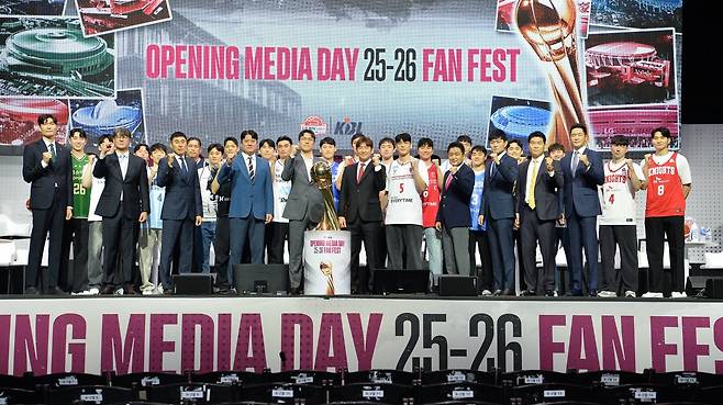 29일 서울 용산구 블루스퀘어 SOL트래블홀에서 ‘2025~2026 LG전자 프로농구’ 개막 미디어데이&팬페스트 행사가 진행됐다. 10개 구단 감독, 선수들이 행사에 앞서 기념촬영을 하고 있다. 사진제공|KBL