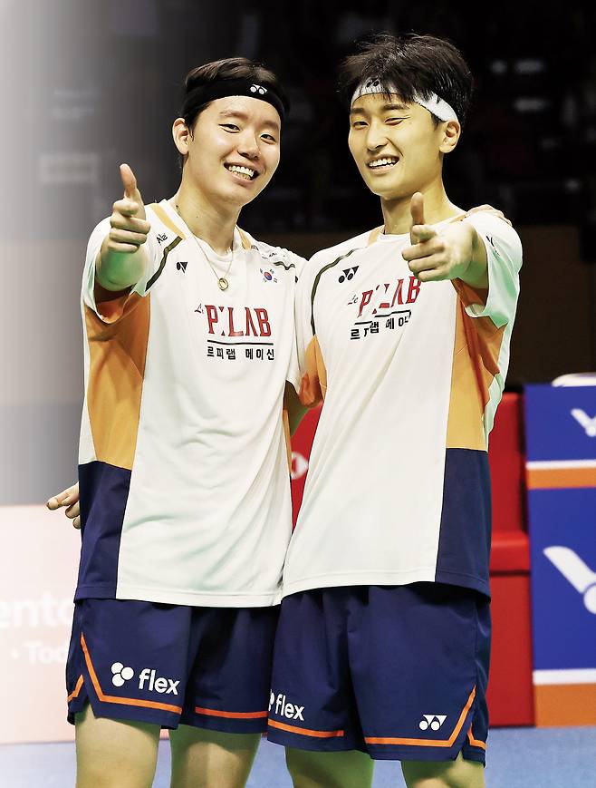 김원호(오른쪽)와 서승재가 28일 경기 수원체육관에서 열린 세계배드민턴연맹(BWF) 월드투어 슈퍼 500 코리아오픈 남자복식 결승에서 인도네시아의 파자르 알피안-무하마드 쇼히불 피크리 조를 꺾고 우승을 차지한 후 기뻐하고 있다. 연합뉴스