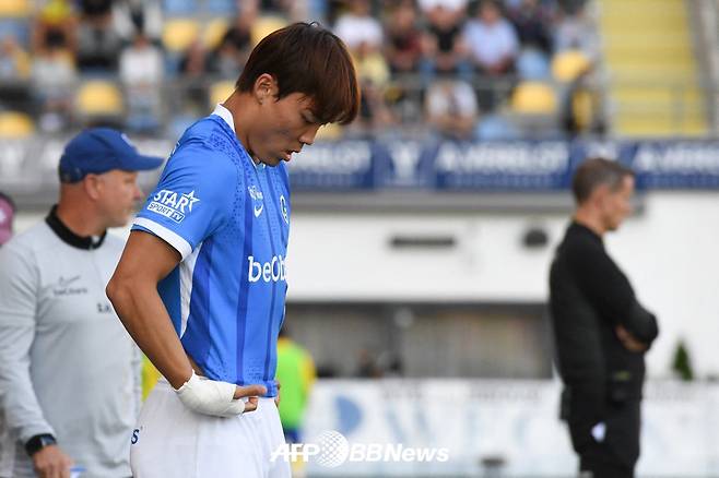 KRC 헹크 오현규가 28일 벨기에 신트트라위던의 다이오 와사비 스타연 스타디움에서 열린 2025~2026 벨기에 프로리그 9라운드 원정경기 신트트라위던VV전에서 후반 교체 출전을 준비하고 있다. /AFPBBNews=뉴스1