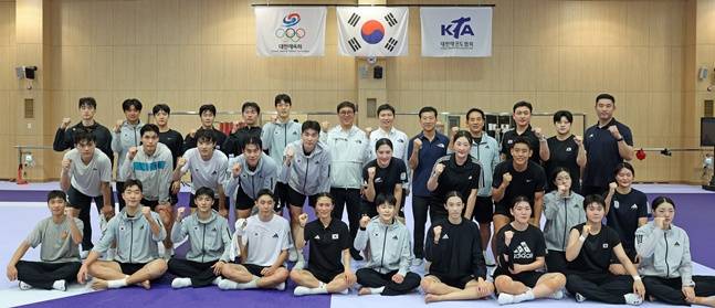 최휘영(뒷줄 가운데) 문화체육관광부 장관이 태권도 국가대표 선수들을 격려하고 기념촬영을 하고 있다. /사진=문체부