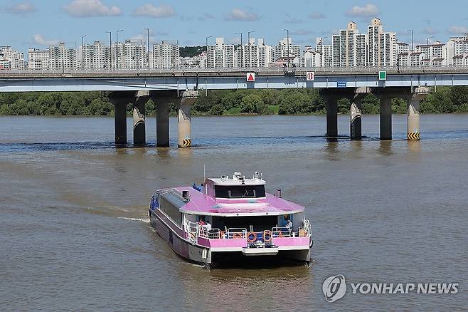 한강버스 하루만에 운항 재개…팔당댐 방류량 줄어 안전 확보 (서울=연합뉴스) 류영석 기자 = 21일 운항을 재개한 한강버스가 서울 여의도 선착장을 향하고 있다.
한강버스는 서울·경기지역 집중호우로 팔당댐 방류량이 늘자 전날 하루 운항을 임시 중단한 바 있다. 2025.9.21
ondol@yna.co.kr
(RMX)