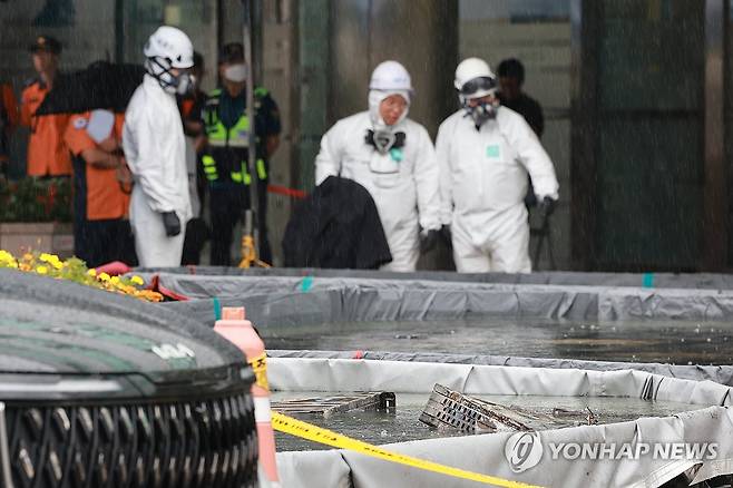 불에 탄 배터리 살피는 국과수 (대전=연합뉴스) 신현우 기자 = 28일 대전 유성구 국가정보자원관리원 화재 현장에서 국립과학수사연구원 관계자가 소화수조에 담긴 배터리를 살피고 있다.
지난 26일 정부 전산시스템이 있는 국정자원에서 무정전·전원 장치(UPS)용 리튬이온배터리 화재가 발생해 정부 전산 서비스가 대규모로 마비된 바 있다. 2025.9.28 nowwego@yna.co.kr