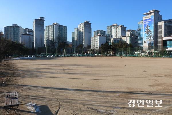 16년째 개발이 이뤄지지 않은 채 운동장 등으로 사용돼 온 성남시 분당구 판교동 678번지 ‘구 차량등록사업소 부지’ 전경. /경인일보DB