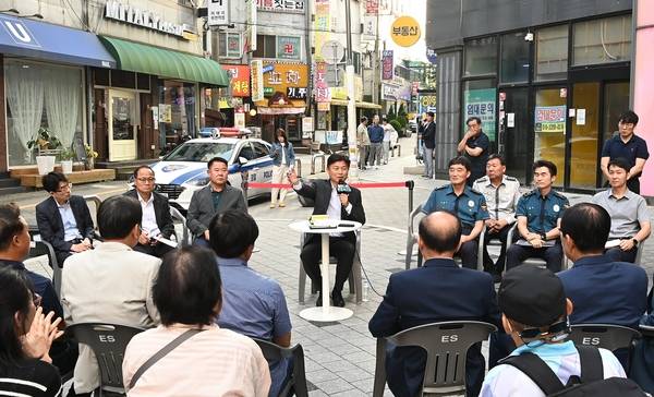 조용익 부천시장이 지난 29일 부천역 피노키오 광장에서 열린 ‘틈만나면, 현장속으로’에서 부천역 일대 막장 유튜버 활동 근절 방안을 논의하고 있다. 2025.9.29 /부천시 제공