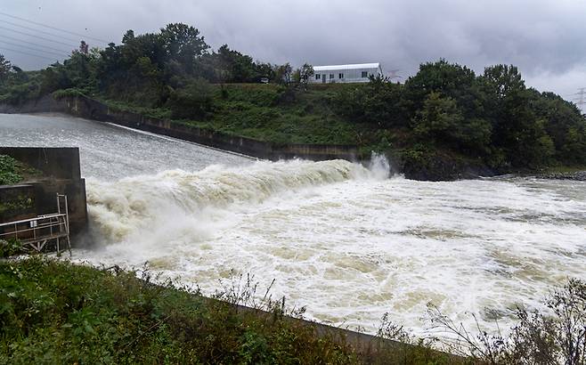 회야댐에 가득찬 물이 여수로를 타고 월류하는 모습. 울산매일 포토뱅크