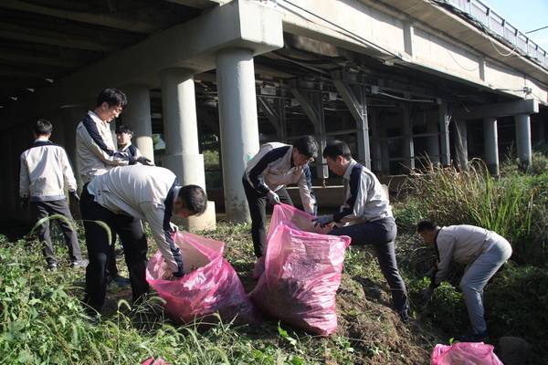 효성중공업㈜ 창원공장 임직원들이 하천정화 활동을 하고 있다. /효성중공업