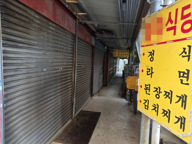 28일 경남 창원시 마산합포구 신포동 1년 전 폐업한 롯데백화점 마산점 인근 식당가가 셔터를 내리고 장사를 하지 않고 있다. 강대한 기자