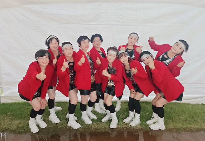 ▲ 의성군 남대천 구봉공원에서 열린 '의성 슈퍼스타 선발대회' 참가팀 가음면 '아름소리 난타'가 빨간색 재킷으로 갈아입고 엄지손가락을 치켜세우며 수상 직후의 기쁨과 팀워크를 표현하고 있다. 가음면 아름소리 난타