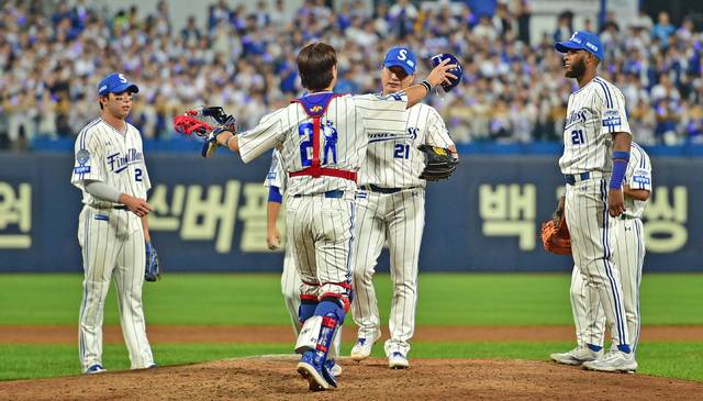 삼성 라이온즈 오승환이 30일 열린 2025 KBO리그 KIA 타이거즈와의 홈경기 9회 초 투구를 마친 뒤 포수 강민호와 포옹을 하고 있다. 김진홍 기자