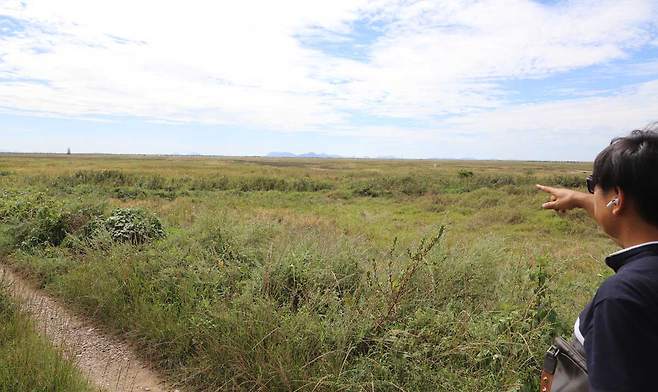 전라북도 새만금신공항 예정 부지. 구중서 새만금신공항 백지화공동행동 공동집행위원장이 손 끝으로 가리키는 곳에 활주로가 들어설 예정이었다. ⓒ제주의소리