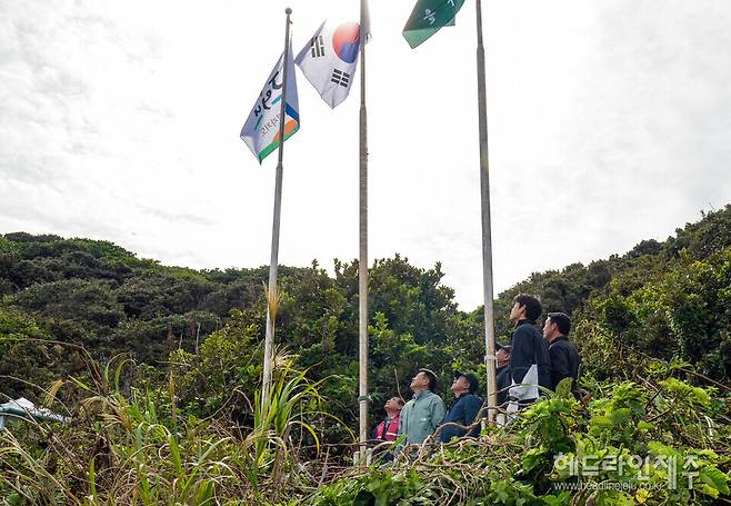 사수도에 내걸린 제주도기(旗)/