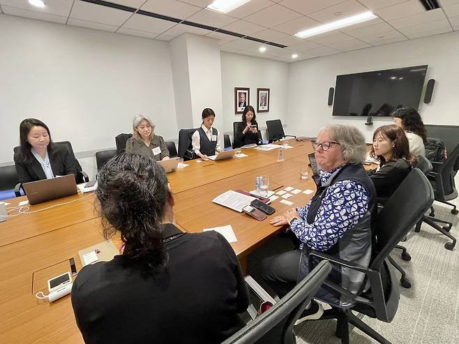 태미 오버비 DGA 그룹 컨설턴트(앞줄 왼쪽에서 두번째)가 지난 10일(현지 시간) 미 워싱턴D.C.에서 한국언론진흥재단과 미 동서센터의 '한미언론교류 프로그램'에 참가한 한국 기자단과 간담회를 하고 있다.