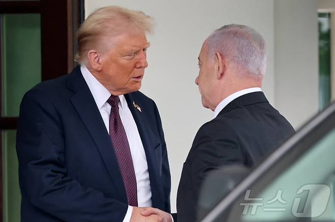 도널드 트럼프 미국 대통령이 29일(현지시간) 워싱턴DC 백악관에서 베냐민 네타냐후 이스라엘 총리와 만나 악수하고 있다. 두 정상은 가자지구 평화안에 대해 논의할 예정이다. 2025.09.29. ⓒ 로이터=뉴스1 ⓒ News1 류정민 특파원
