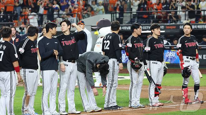 29일 대전 한화생명볼파크에서 열린 프로야구 '2025 신한 SOL 뱅크 KBO리그' 한화이글스 대 LG트윈스 경기에서 한화이글스가 승리하며 정규리그 우승에 1승을 남겨둔 LG 선수들이 아쉬운 표정으로 퇴장하고 있다. 2025.9.29/뉴스1 ⓒ News1 김기남 기자