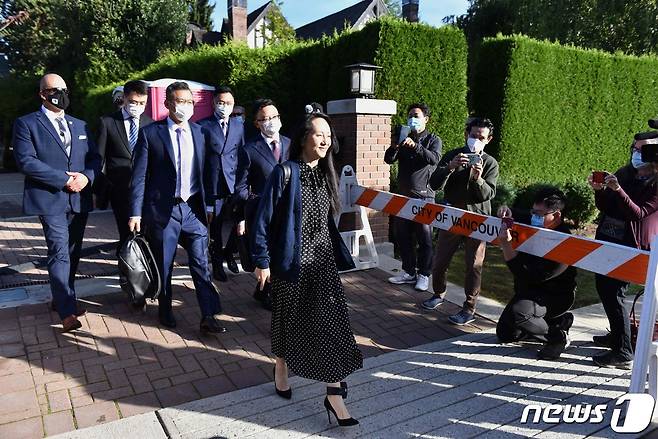 멍완저우 중국 화웨이 부회장 겸 최고재무책임자(CFO)가 24일 (현지시간) 캐나다 밴쿠버에 있는 브리티시 컬럼비아주 대법원에 출석하기 위해 전자 발찌를 찬 채 자택을 나서고 있다. ⓒ AFP=뉴스1 ⓒ News1 우동명 기자