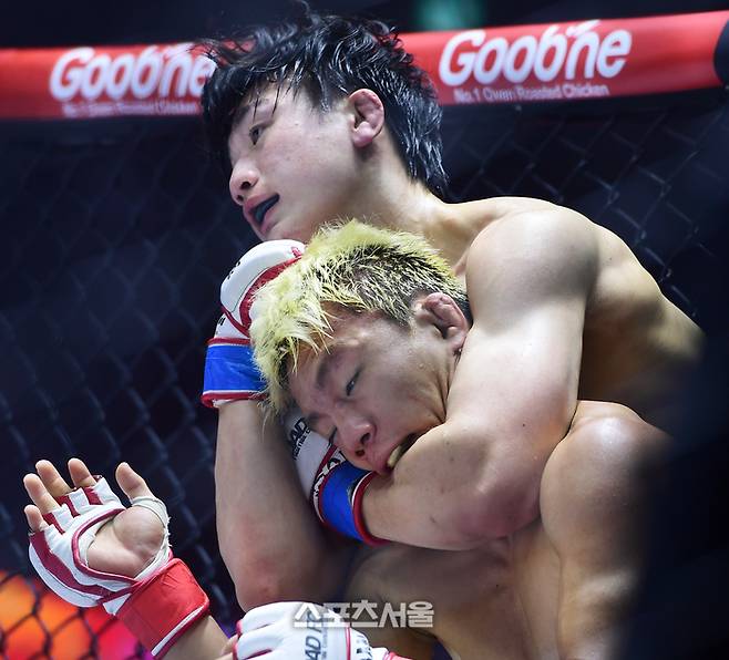 편예준이 로드FC 073에서 조준건에게 초크를 시도하고 있다. 경기는 편예준의 3라운드 4분 17초 파운딩에 의한 TKO 승리로 끝났다. 이주상기자 rainbow@sportsseoul.com