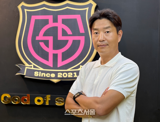 유소년 축구 클럽 축구의 신 신수진 총감독이 지난 23일 인천 아카데미에서 본지와 만나 인터뷰한 뒤 사진 촬영에 임하고 있다. 인천 | 정다워 기자