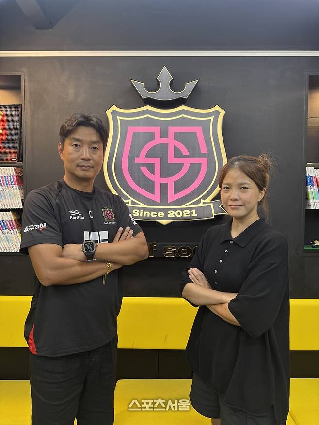 신수진 감독과 아내 정이슬 대표. 제공 | 축구의 신