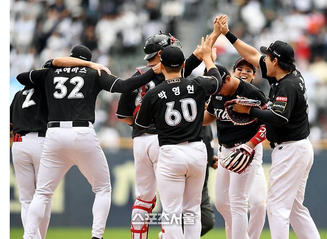 KT 선수들이 3일 잠실야구장에서 열린 2024 KBO 포스트시즌 와일드카드 결정 2차전 두산과 경기 후 하이파이브를 하며 승리를 자축하고 있다. 잠실 | 최승섭기자 thunder@sportsseoul.com