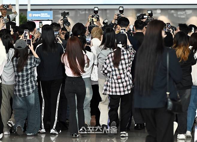 취재진이 질서 정연하게 BTS 지민(가운데 금발)을 취재하고 있다. 이주상기자 rainbow@sportsseoul.com