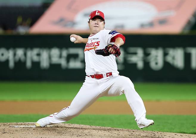 SSG 이로운이 인천SSG랜더스필드에서 열린 2025 KBO리그 KIA와 경기에서 팀 세 번째 투수로 올라와 역투하고 있다. 사진 | SSG 랜더스