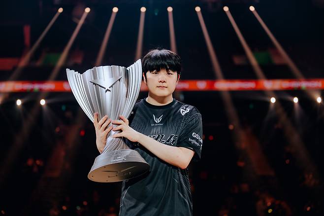 2025 LCK 우승 후 트로피를 들고 있는 젠지 ‘캐니언’ 김건부. 사진 | 라이엇 게임즈
