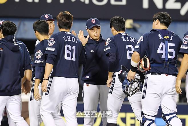 두산 조성환 감독대행(가운데)이 30일 잠실구장에서 열린 2025 KBO리그 LG와 경기에서 LG에 6-0으로 승리한 뒤 선수들과 하이파이브를 나누고 있다. 잠실 | 박진업 기자 upandup@sportsseoul.com