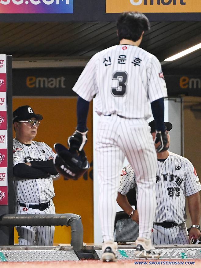 더그아웃으로 향하는 신윤후를 보며 아쉬워하는 김태형 감독